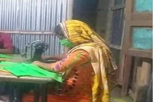 Adolescent girls distributed handmade masks to the poor